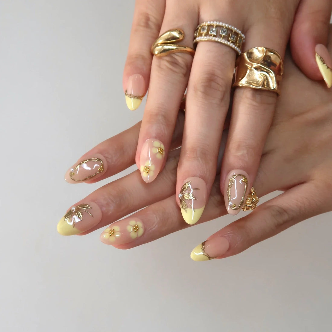 Golden Daisy – Short Almond Daisy Press On Nails