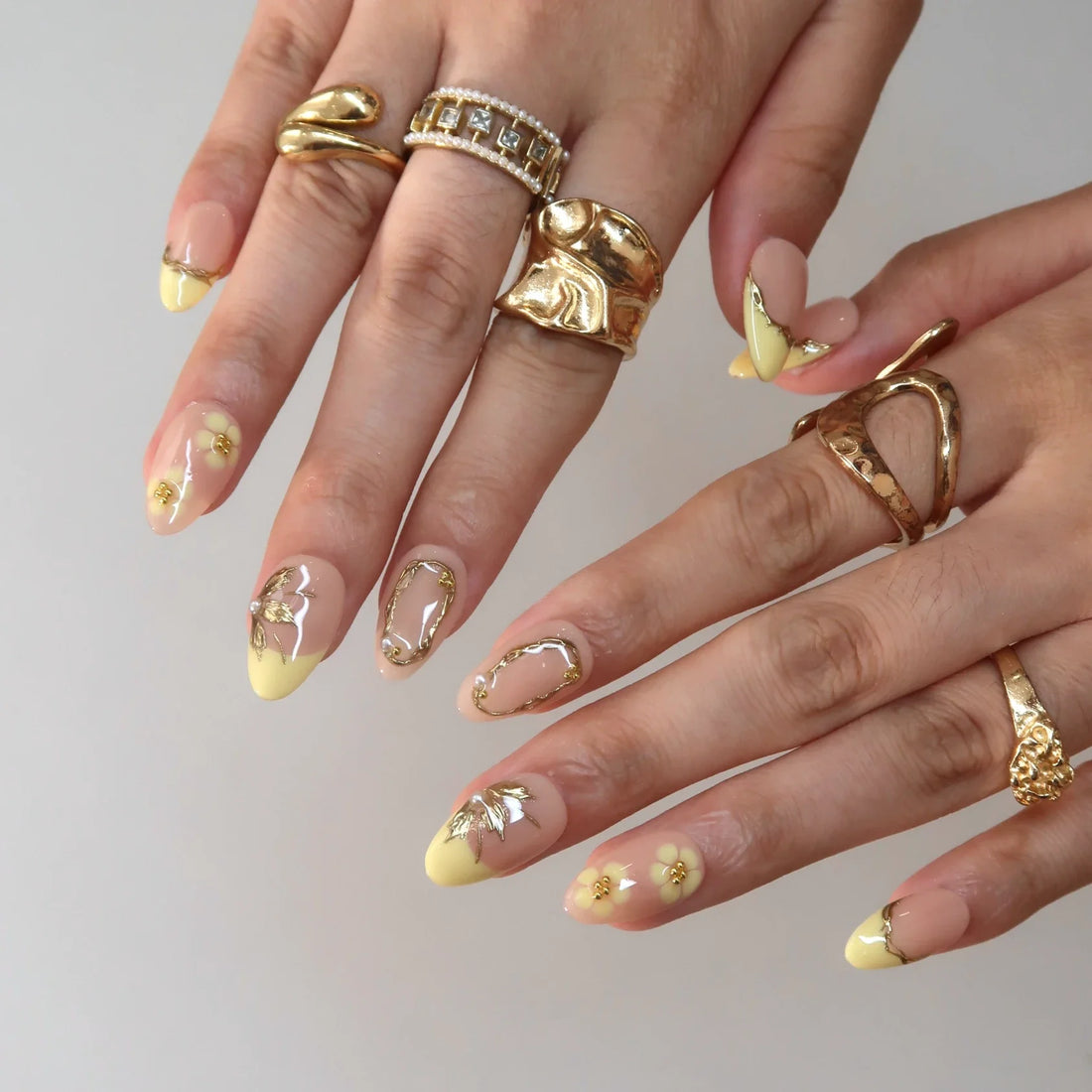 Golden Daisy – Short Almond Daisy Press On Nails