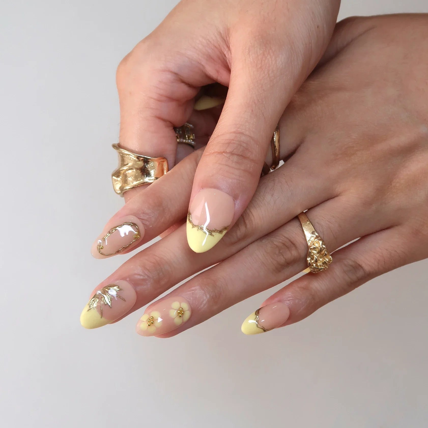 Golden Daisy – Short Almond Daisy Press On Nails