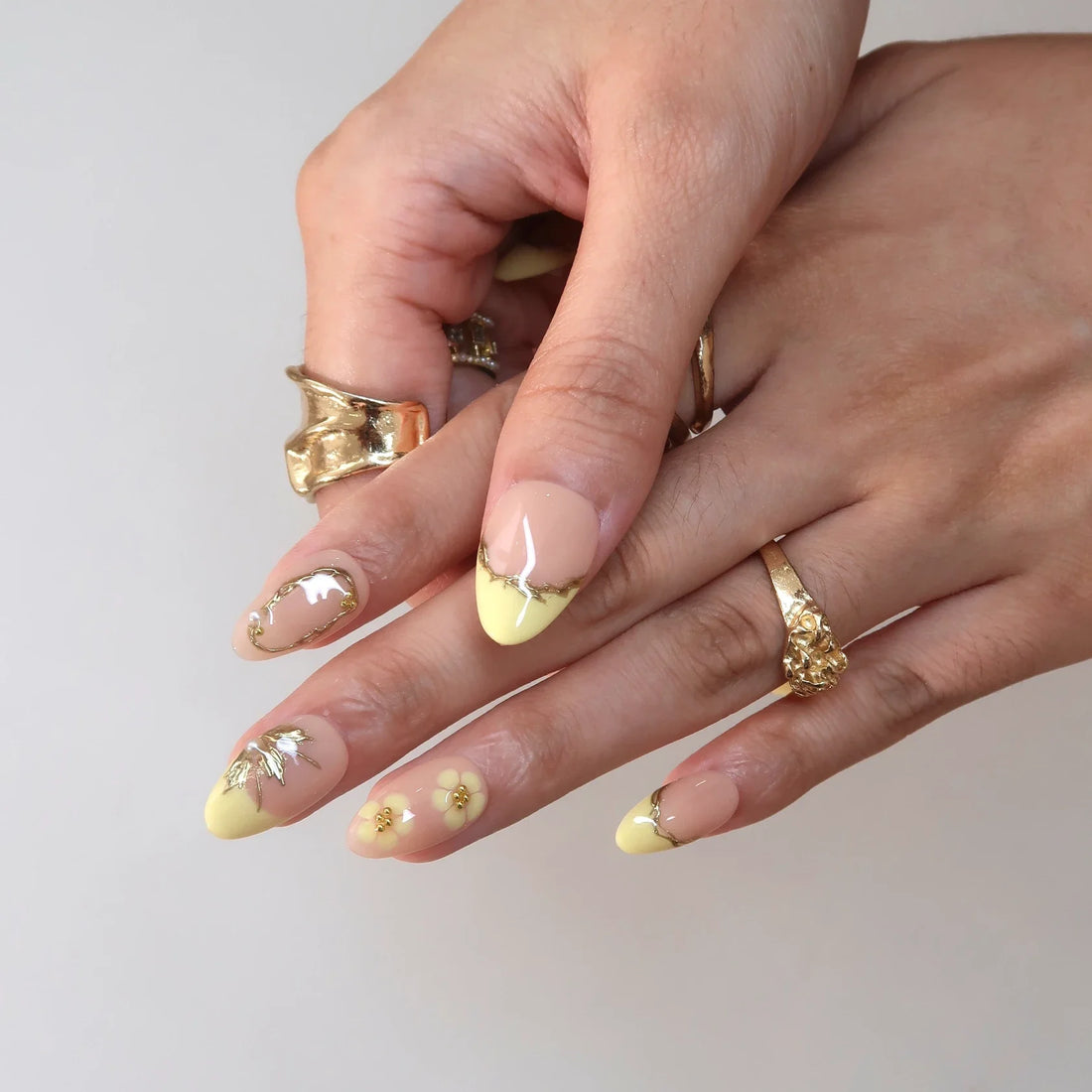 Golden Daisy – Short Almond Daisy Press On Nails