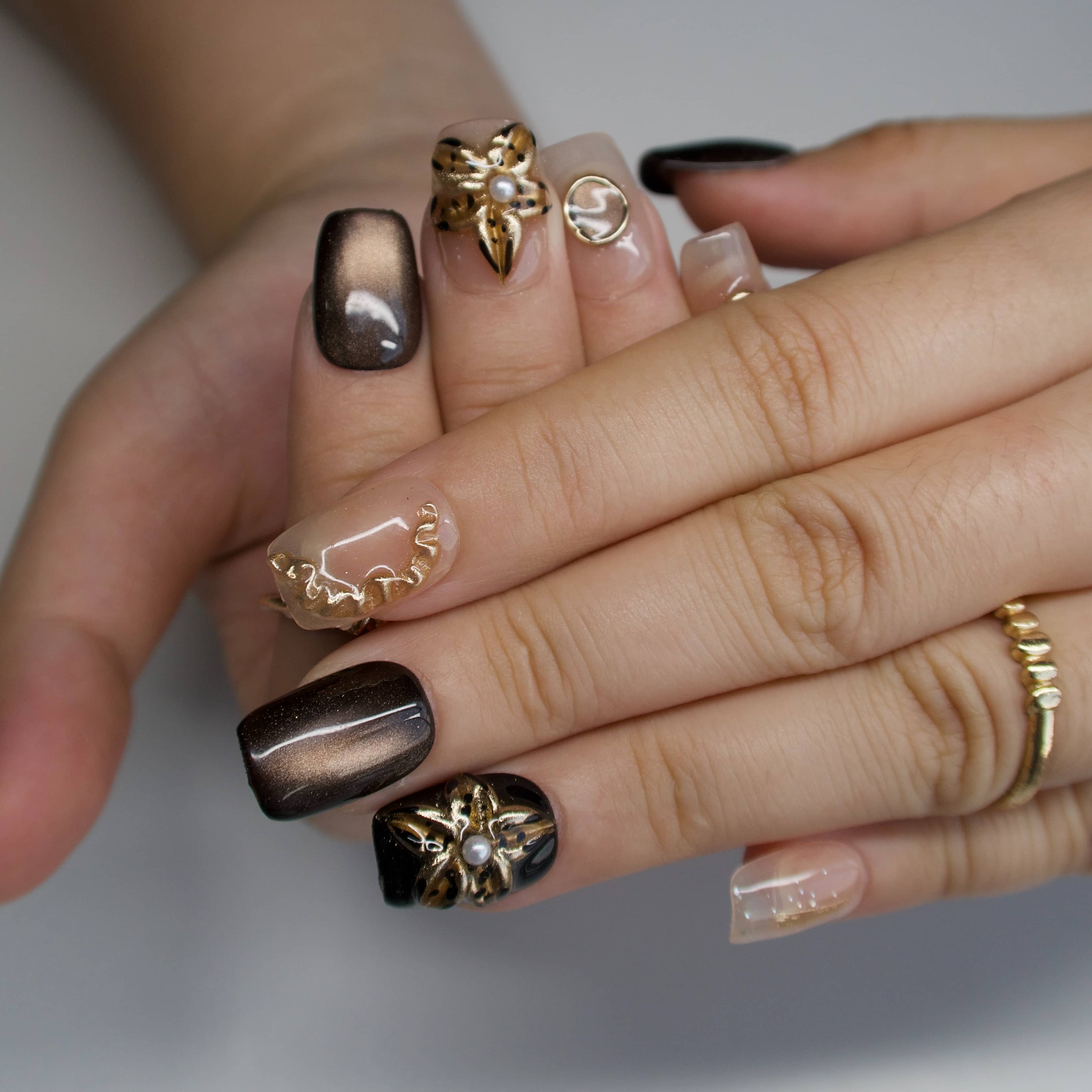Mood for Vintage Dark Gold Chrome Press On Nails – Short Square