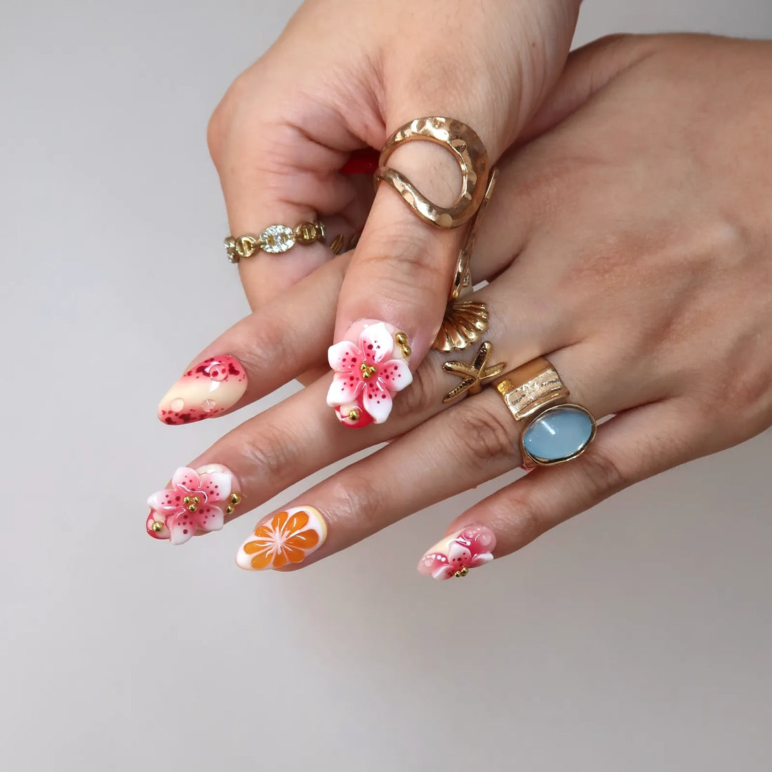 Stay In Bloom – Short Almond Floral Press On Nails