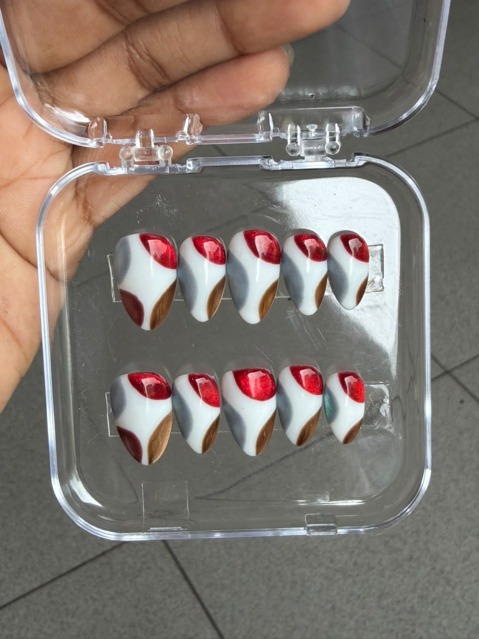 Abstract Muse – Small Almond Press On Nails
